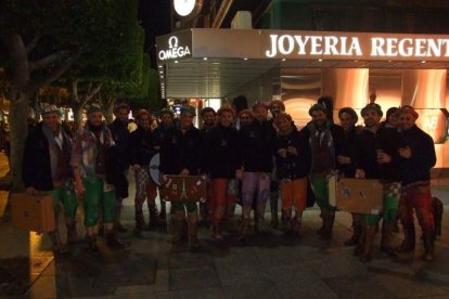 Carnaval histórico en el Cervantes. La final que se vivió en el teatro con intensidad trasladó la fiesta a la calle.