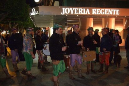 Carnaval histórico en el Cervantes. La final que se vivió en el teatro con intensidad trasladó la fiesta a la calle.