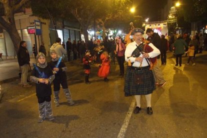 Carnaval histórico en el Cervantes. La final que se vivió en el teatro con intensidad trasladó la fiesta a la calle.