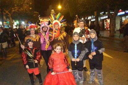 Carnaval histórico en el Cervantes. La final que se vivió en el teatro con intensidad trasladó la fiesta a la calle.