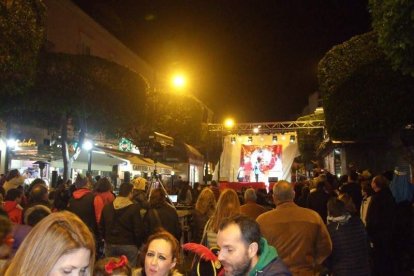 Carnaval histórico en el Cervantes. La final que se vivió en el teatro con intensidad trasladó la fiesta a la calle.