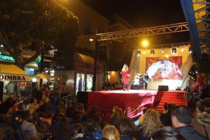 Carnaval histórico en el Cervantes. La final que se vivió en el teatro con intensidad trasladó la fiesta a la calle.