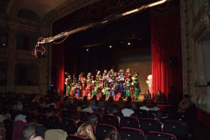 Carnaval histórico en el Cervantes. La final que se vivió en el teatro con intensidad trasladó la fiesta a la calle.