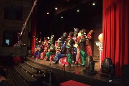 Carnaval histórico en el Cervantes. La final que se vivió en el teatro con intensidad trasladó la fiesta a la calle.