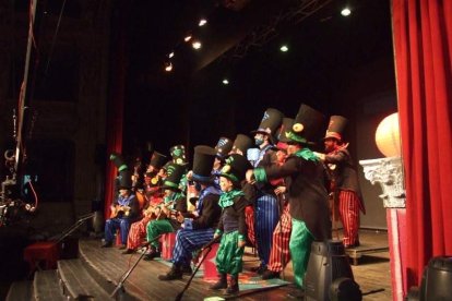 Carnaval histórico en el Cervantes. La final que se vivió en el teatro con intensidad trasladó la fiesta a la calle.