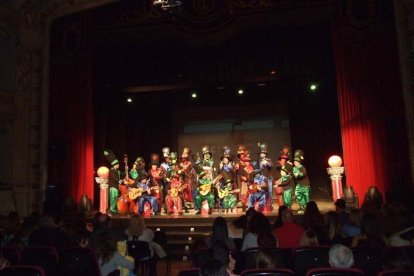 Carnaval histórico en el Cervantes. La final que se vivió en el teatro con intensidad trasladó la fiesta a la calle.