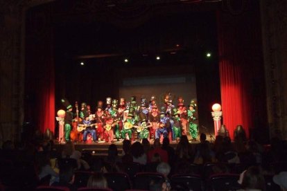Carnaval histórico en el Cervantes. La final que se vivió en el teatro con intensidad trasladó la fiesta a la calle.