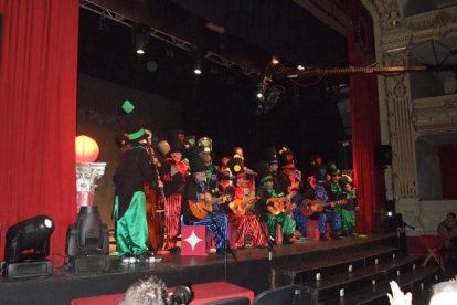 Carnaval histórico en el Cervantes. La final que se vivió en el teatro con intensidad trasladó la fiesta a la calle.