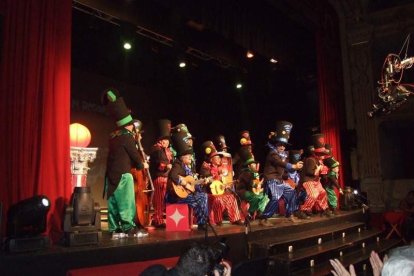 Carnaval histórico en el Cervantes. La final que se vivió en el teatro con intensidad trasladó la fiesta a la calle.