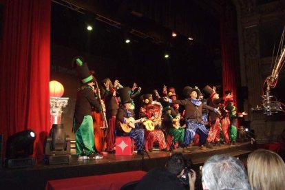 Carnaval histórico en el Cervantes. La final que se vivió en el teatro con intensidad trasladó la fiesta a la calle.