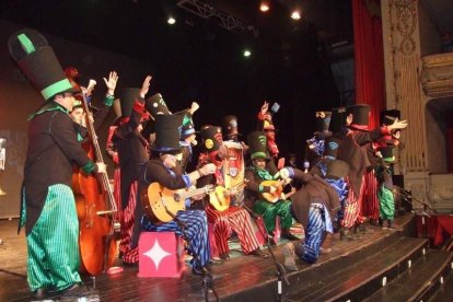 Carnaval histórico en el Cervantes. La final que se vivió en el teatro con intensidad trasladó la fiesta a la calle.