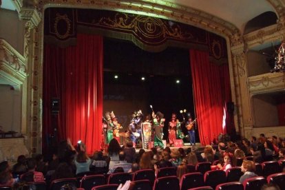 Carnaval histórico en el Cervantes. La final que se vivió en el teatro con intensidad trasladó la fiesta a la calle.