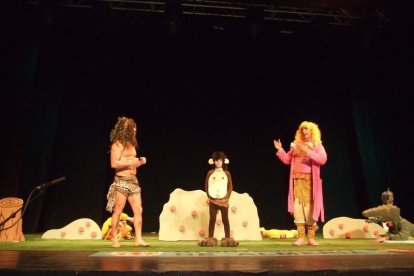 Carnaval histórico en el Cervantes. La final que se vivió en el teatro con intensidad trasladó la fiesta a la calle.