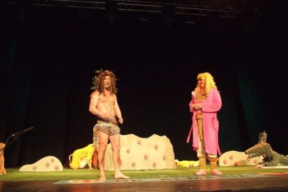 Carnaval histórico en el Cervantes. La final que se vivió en el teatro con intensidad trasladó la fiesta a la calle.