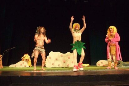 Carnaval histórico en el Cervantes. La final que se vivió en el teatro con intensidad trasladó la fiesta a la calle.