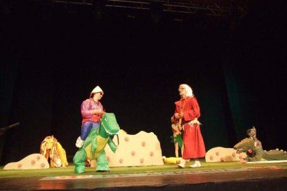 Carnaval histórico en el Cervantes. La final que se vivió en el teatro con intensidad trasladó la fiesta a la calle.