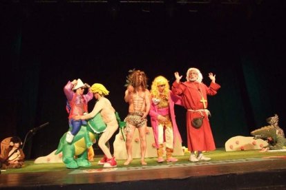 Carnaval histórico en el Cervantes. La final que se vivió en el teatro con intensidad trasladó la fiesta a la calle.