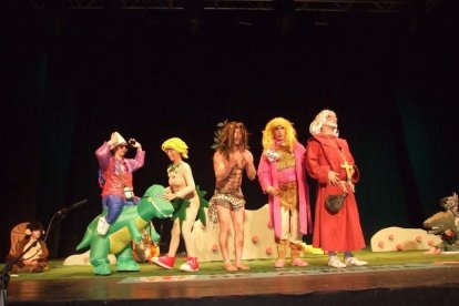 Carnaval histórico en el Cervantes. La final que se vivió en el teatro con intensidad trasladó la fiesta a la calle.