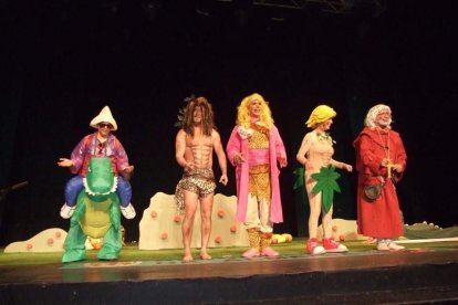 Carnaval histórico en el Cervantes. La final que se vivió en el teatro con intensidad trasladó la fiesta a la calle.