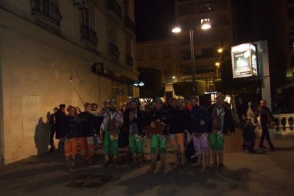 Carnaval histórico en el Cervantes. La final que se vivió en el teatro con intensidad trasladó la fiesta a la calle.