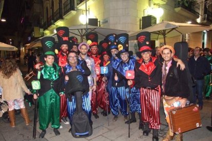 Carnaval histórico en el Cervantes. La final que se vivió en el teatro con intensidad trasladó la fiesta a la calle.