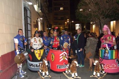 Carnaval histórico en el Cervantes. La final que se vivió en el teatro con intensidad trasladó la fiesta a la calle.