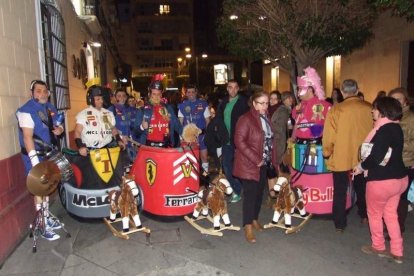 Carnaval histórico en el Cervantes. La final que se vivió en el teatro con intensidad trasladó la fiesta a la calle.