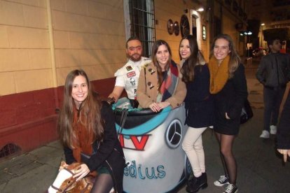 Carnaval histórico en el Cervantes. La final que se vivió en el teatro con intensidad trasladó la fiesta a la calle.
