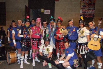 Carnaval histórico en el Cervantes. La final que se vivió en el teatro con intensidad trasladó la fiesta a la calle.