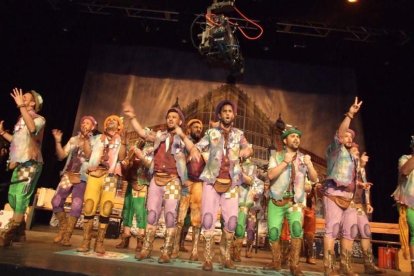 Carnaval histórico en el Cervantes. La final que se vivió en el teatro con intensidad trasladó la fiesta a la calle.