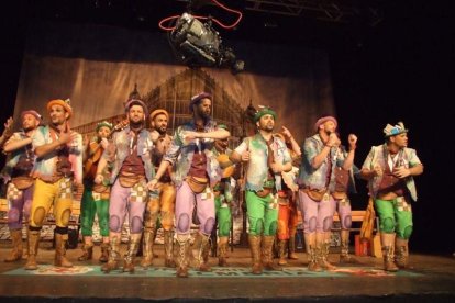 Carnaval histórico en el Cervantes. La final que se vivió en el teatro con intensidad trasladó la fiesta a la calle.