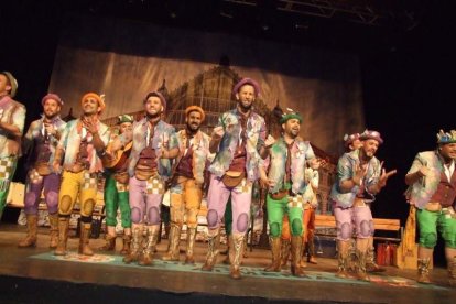 Carnaval histórico en el Cervantes. La final que se vivió en el teatro con intensidad trasladó la fiesta a la calle.