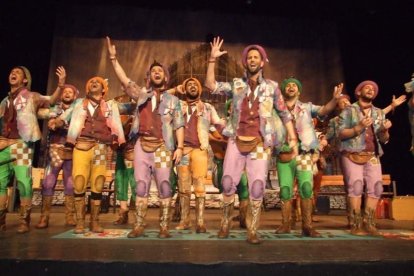 Carnaval histórico en el Cervantes. La final que se vivió en el teatro con intensidad trasladó la fiesta a la calle.