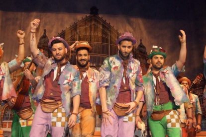 Carnaval histórico en el Cervantes. La final que se vivió en el teatro con intensidad trasladó la fiesta a la calle.
