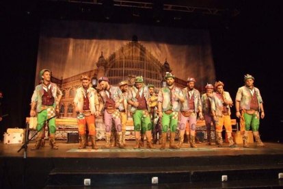 Carnaval histórico en el Cervantes. La final que se vivió en el teatro con intensidad trasladó la fiesta a la calle.