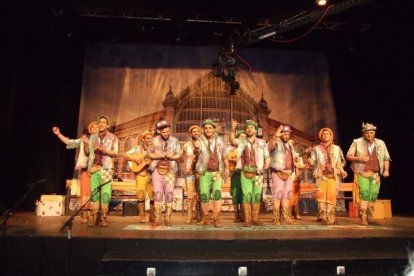 Carnaval histórico en el Cervantes. La final que se vivió en el teatro con intensidad trasladó la fiesta a la calle.