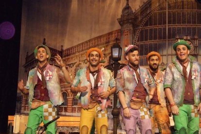 Carnaval histórico en el Cervantes. La final que se vivió en el teatro con intensidad trasladó la fiesta a la calle.