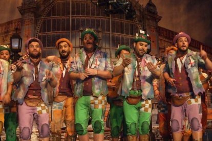 Carnaval histórico en el Cervantes. La final que se vivió en el teatro con intensidad trasladó la fiesta a la calle.