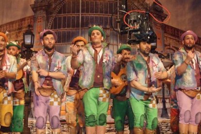 Carnaval histórico en el Cervantes. La final que se vivió en el teatro con intensidad trasladó la fiesta a la calle.