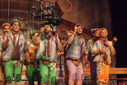 Carnaval histórico en el Cervantes. La final que se vivió en el teatro con intensidad trasladó la fiesta a la calle.