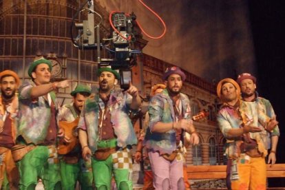 Carnaval histórico en el Cervantes. La final que se vivió en el teatro con intensidad trasladó la fiesta a la calle.