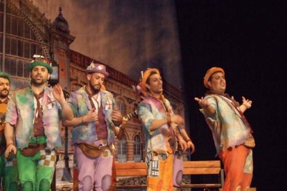 Carnaval histórico en el Cervantes. La final que se vivió en el teatro con intensidad trasladó la fiesta a la calle.
