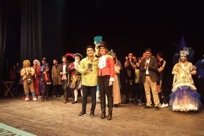 Carnaval histórico en el Cervantes. La final que se vivió en el teatro con intensidad trasladó la fiesta a la calle.
