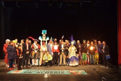 Carnaval histórico en el Cervantes. La final que se vivió en el teatro con intensidad trasladó la fiesta a la calle.