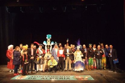 Carnaval histórico en el Cervantes. La final que se vivió en el teatro con intensidad trasladó la fiesta a la calle.