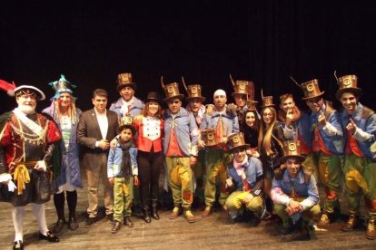 Carnaval histórico en el Cervantes. La final que se vivió en el teatro con intensidad trasladó la fiesta a la calle.