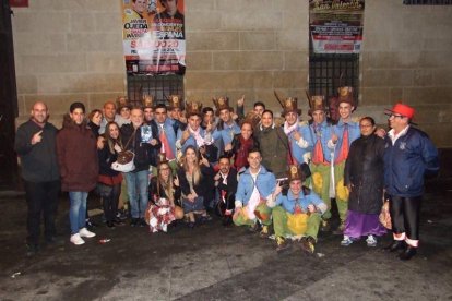 Carnaval histórico en el Cervantes. La final que se vivió en el teatro con intensidad trasladó la fiesta a la calle.