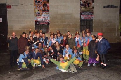 Carnaval histórico en el Cervantes. La final que se vivió en el teatro con intensidad trasladó la fiesta a la calle.