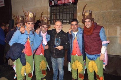 Carnaval histórico en el Cervantes. La final que se vivió en el teatro con intensidad trasladó la fiesta a la calle.
