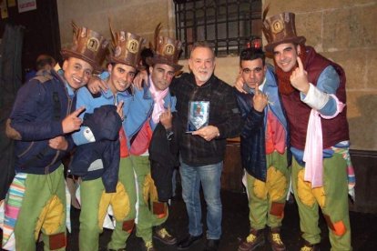 Carnaval histórico en el Cervantes. La final que se vivió en el teatro con intensidad trasladó la fiesta a la calle.